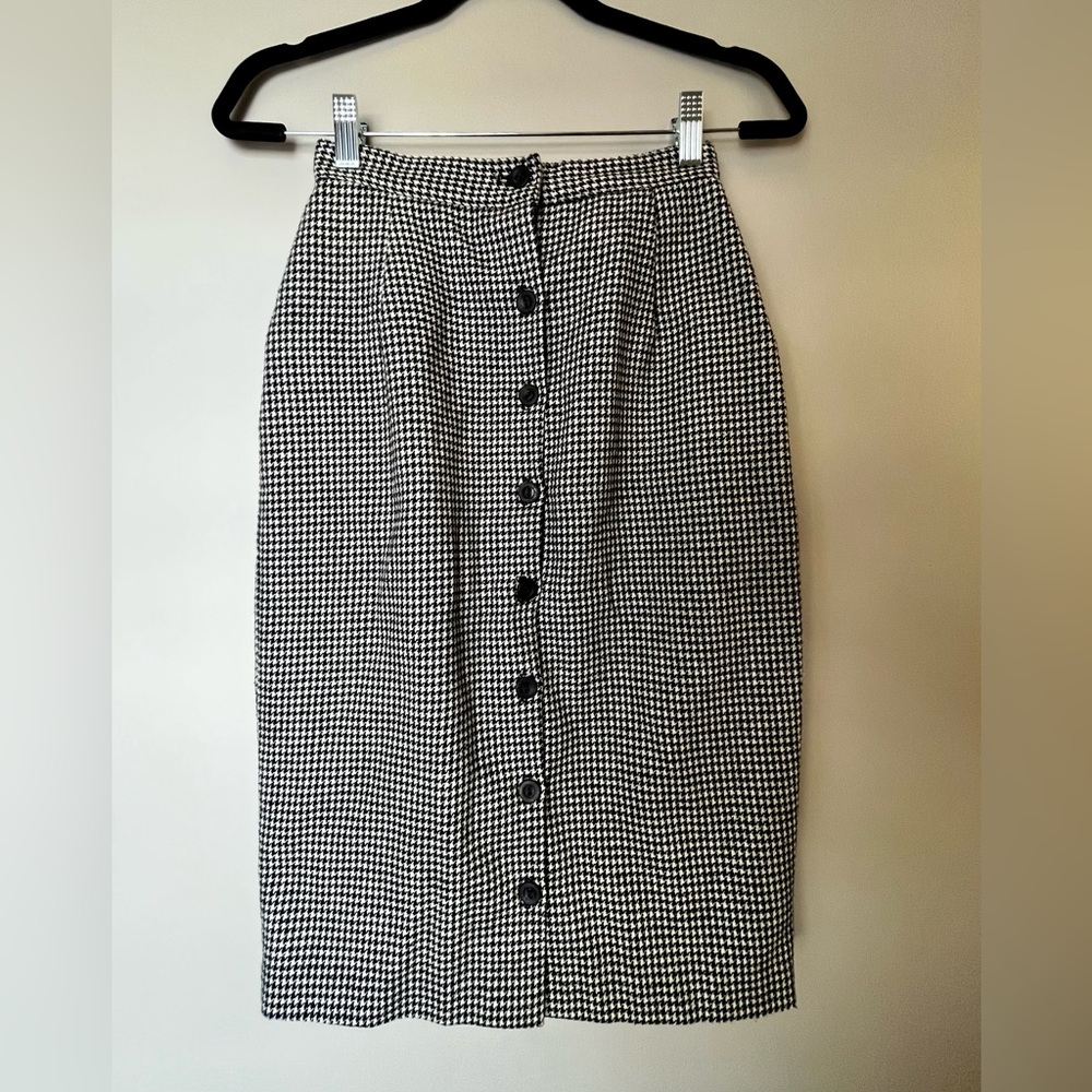 Chic Black and White Houndstooth Pencil Skirt